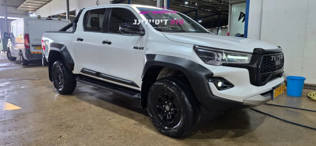 ג'יפ לאחר ניקיון יסודי